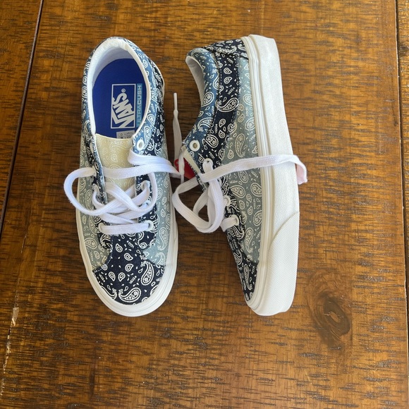 ✨SALE✨ EUC Vans Bandana print sneakers ✨SALE✨ - Picture 5 of 9